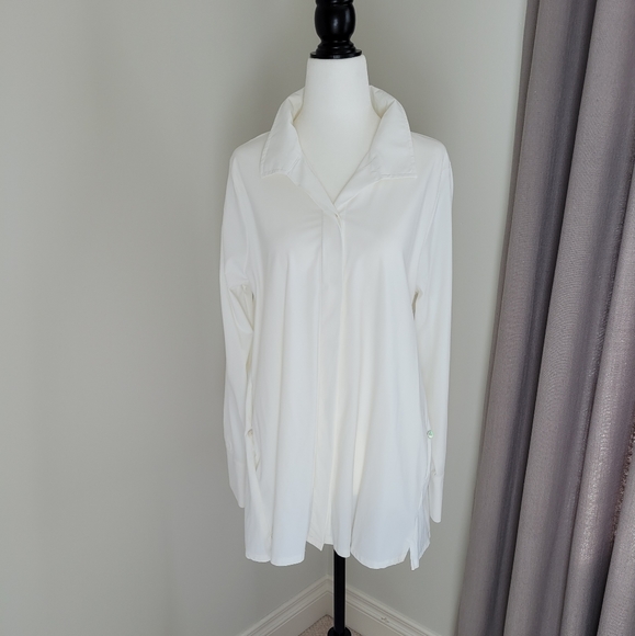 Beautiful Button Down Shirt Size Medium - Picture 3 of 15